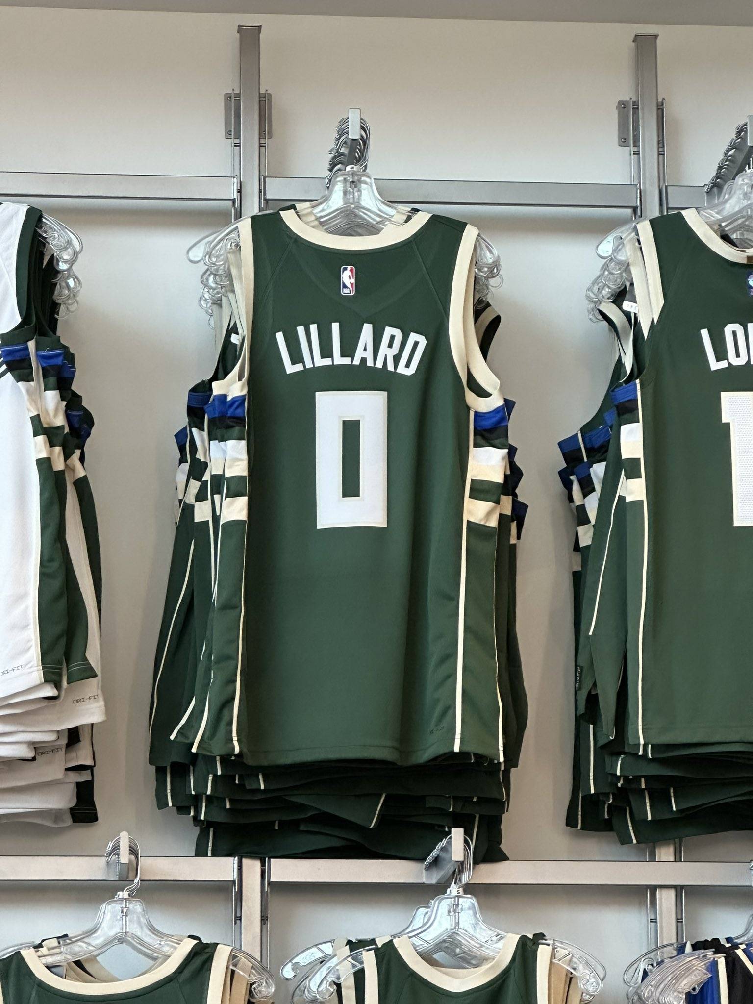 英雄资料-今晚密尔沃基雄鹿更衣室发声——葡超节点到来；话题不断；身体对抗强度拉满的简单介绍